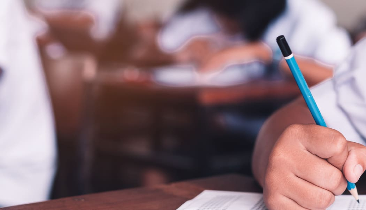 Bērna roka ar zīmuli