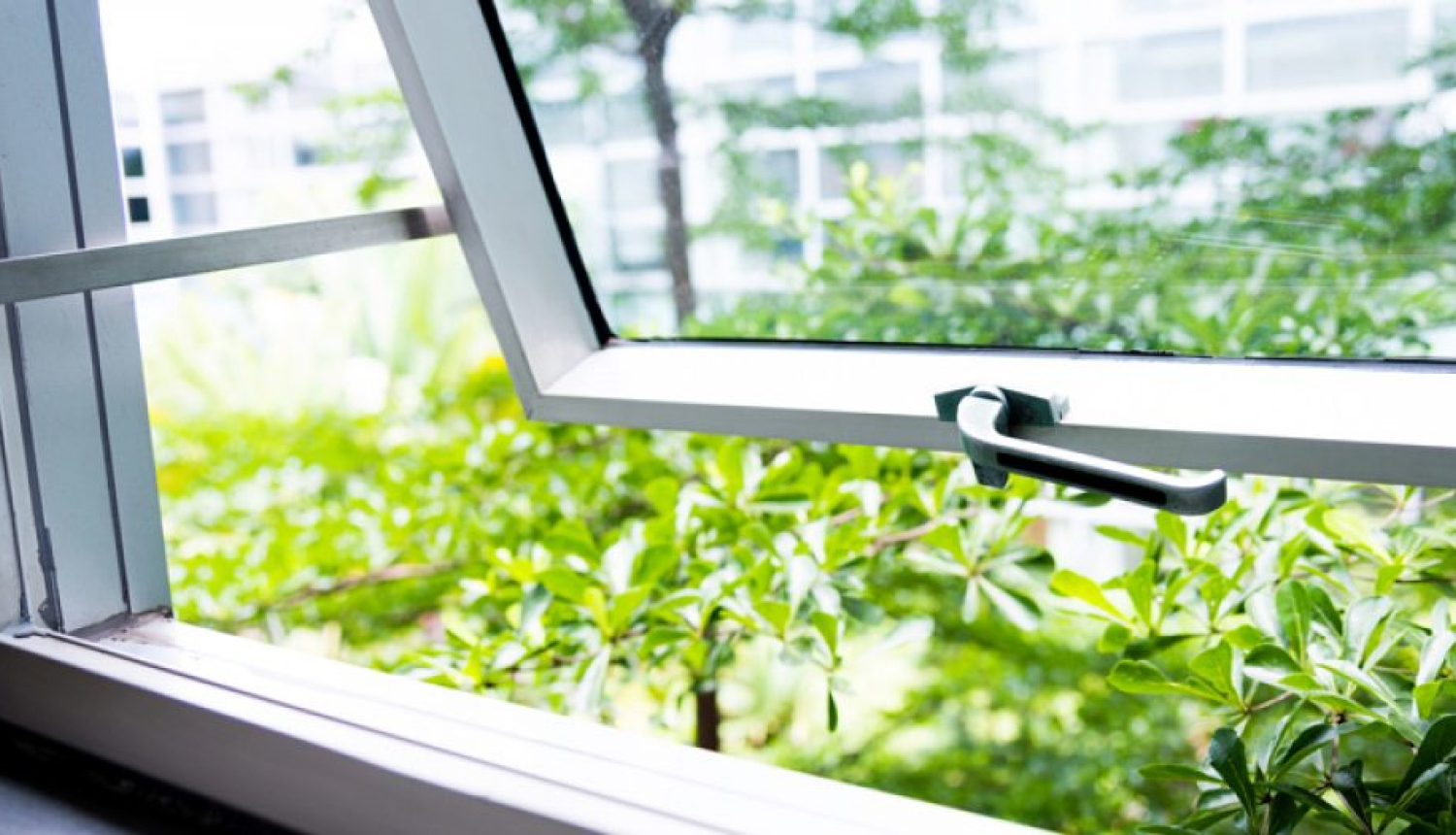 Atvērts logs vēdināšanas režīmā