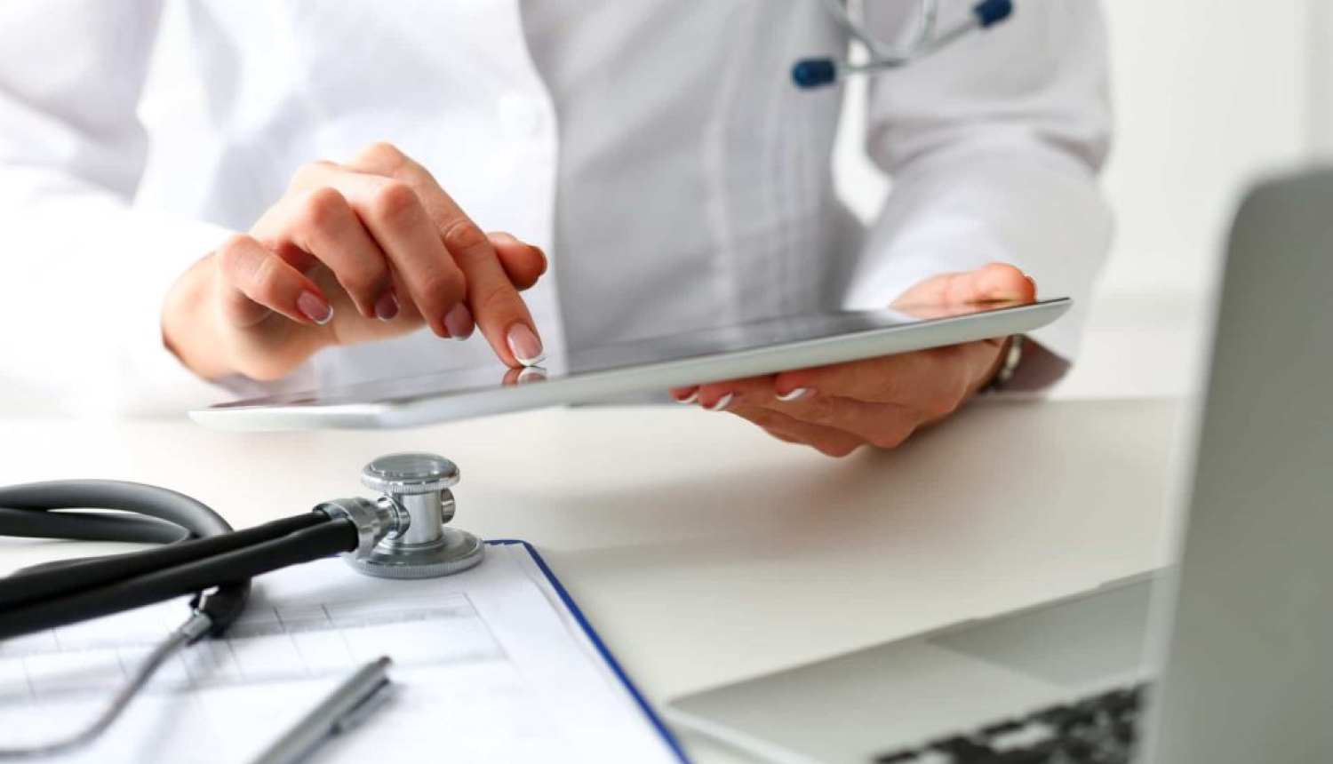 Medicīnas darbinieka rokas pie datora